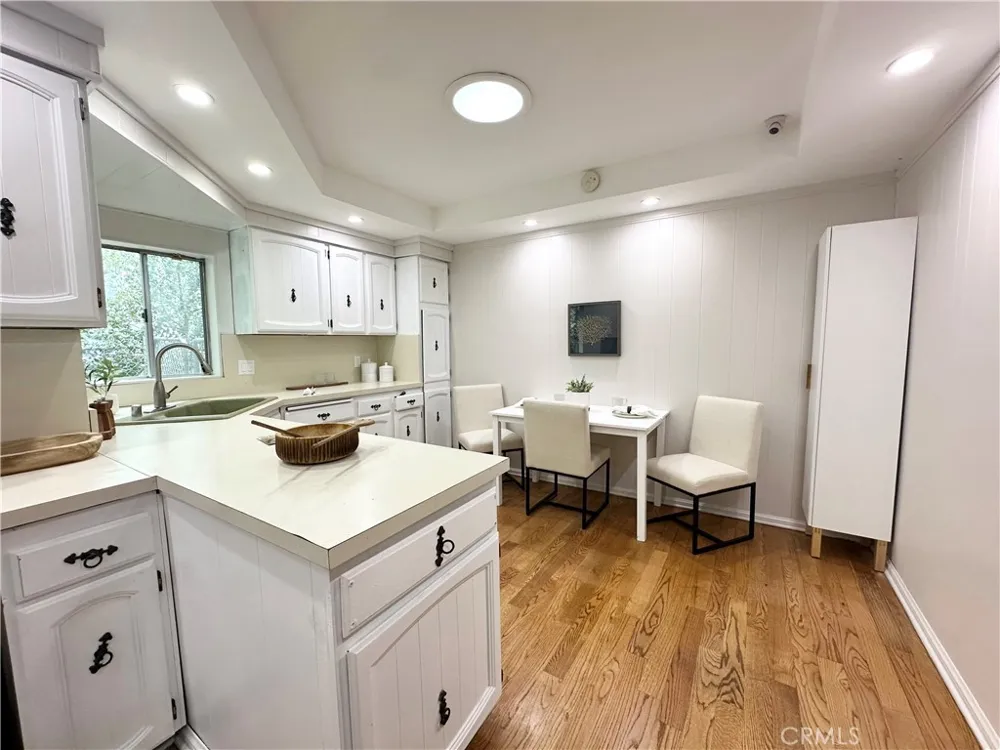 6220 Etiwanda Avenue Tarzana, CA 91335