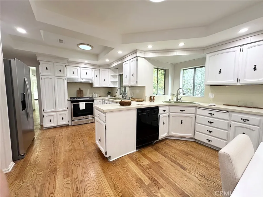 6220 Etiwanda Avenue Tarzana, CA 91335