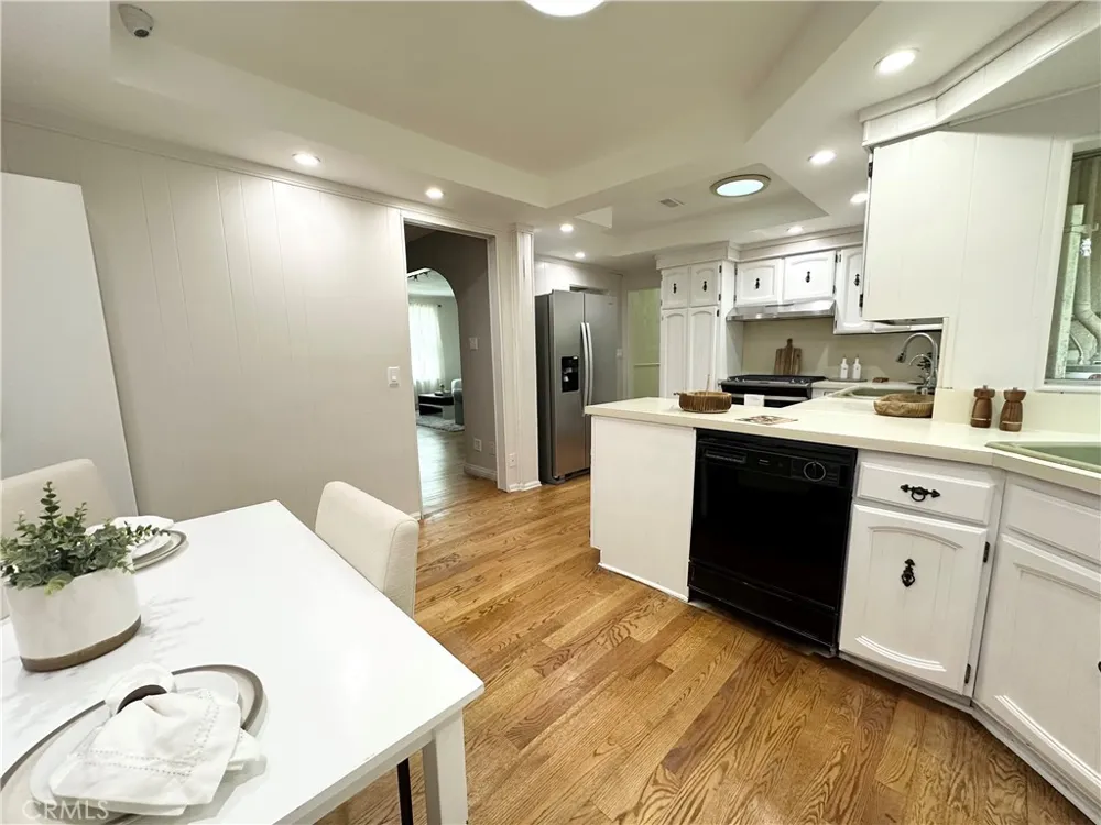 6220 Etiwanda Avenue Tarzana, CA 91335