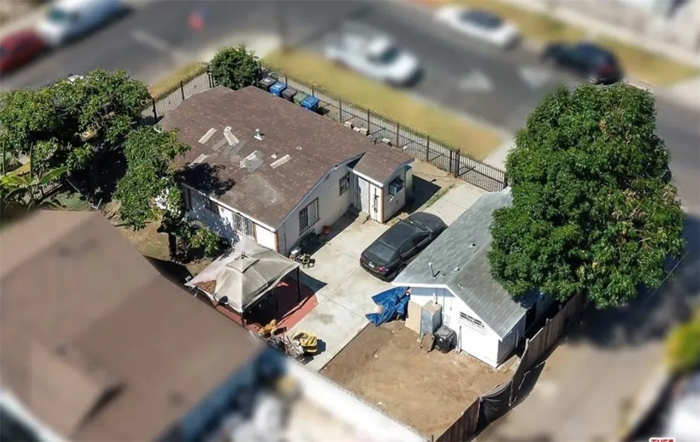1161 W 67 street Los Angeles, CA 90044