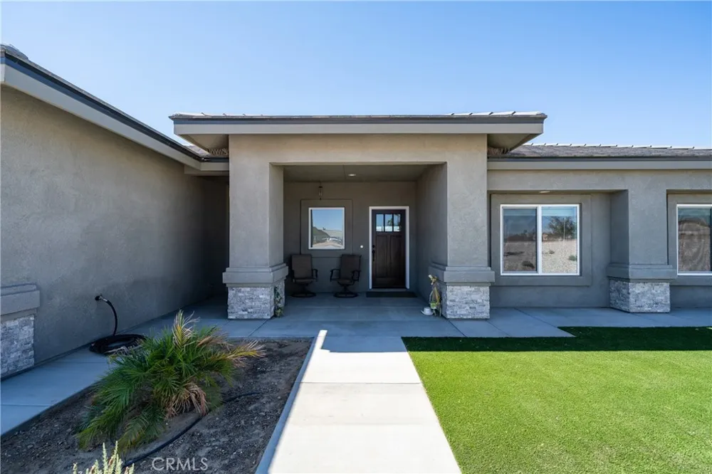 8029 Avenal Phelan, CA 92371