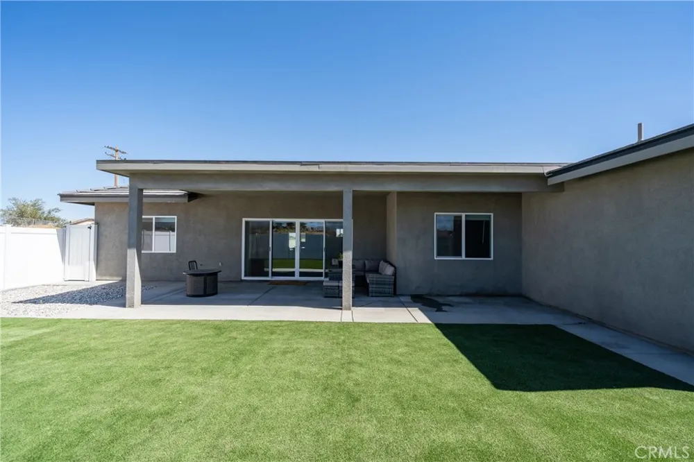 8029 Avenal Phelan, CA 92371