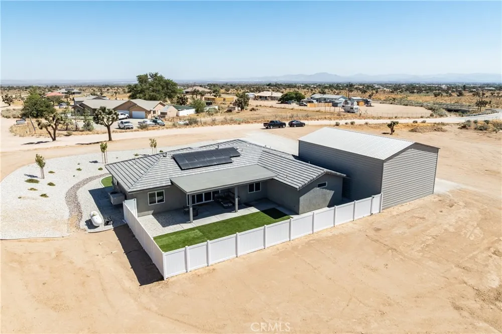 8029 Avenal Phelan, CA 92371
