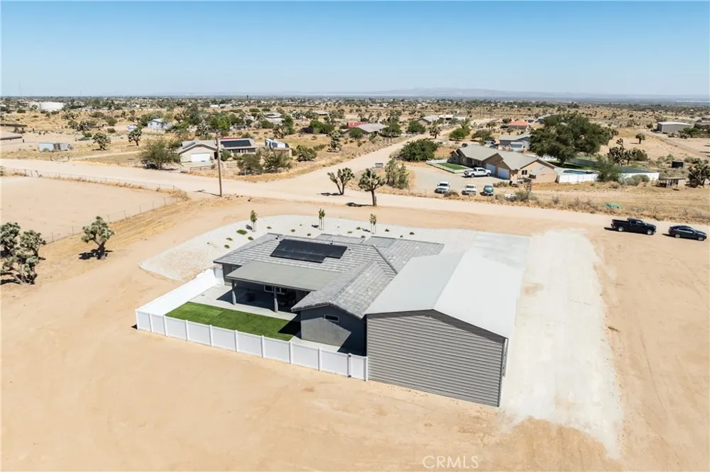 8029 Avenal Phelan, CA 92371