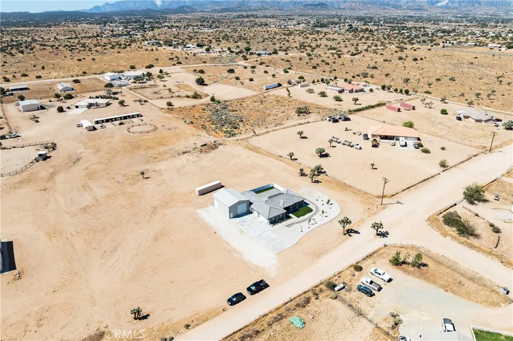 8029 Avenal Phelan, CA 92371