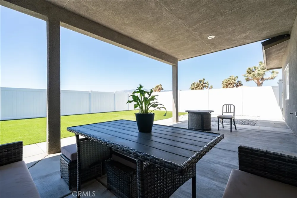 8029 Avenal Phelan, CA 92371