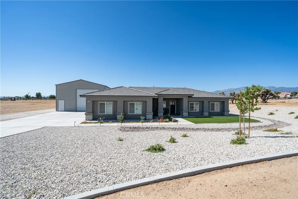 8029 Avenal Phelan, CA 92371