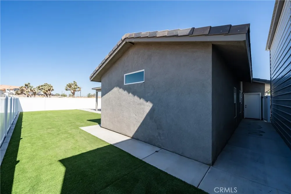 8029 Avenal Phelan, CA 92371