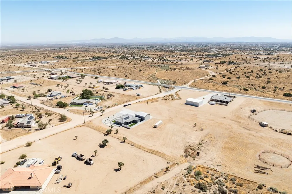 8029 Avenal Phelan, CA 92371