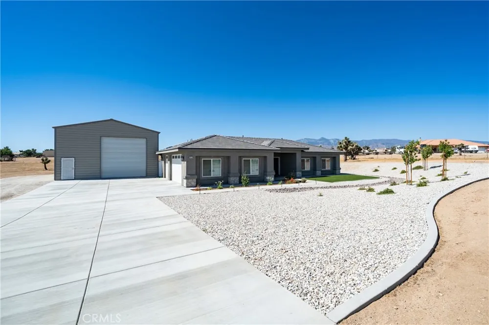 8029 Avenal Phelan, CA 92371