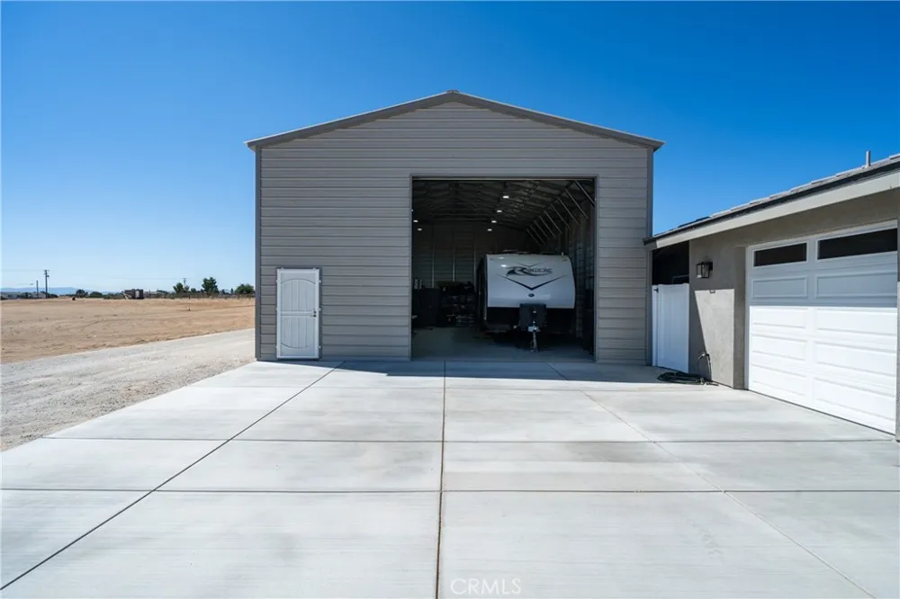 8029 Avenal Phelan, CA 92371