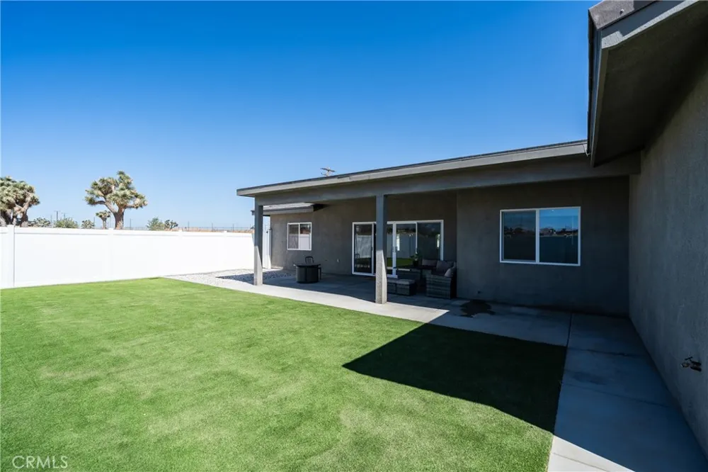 8029 Avenal Phelan, CA 92371