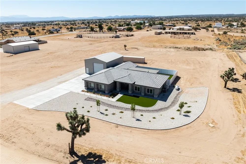 8029 Avenal Phelan, CA 92371