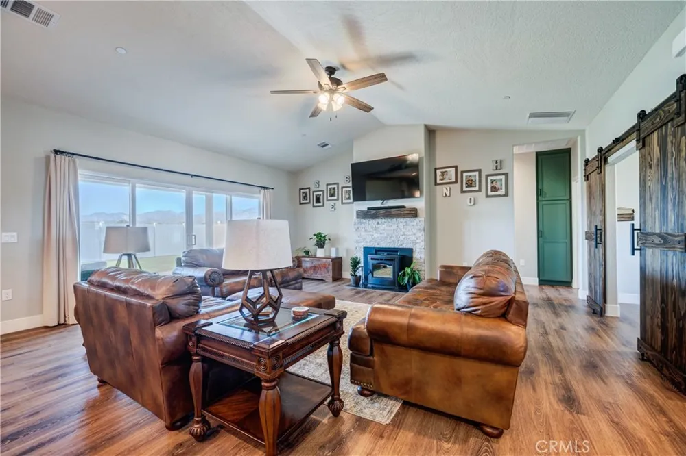 8029 Avenal Phelan, CA 92371