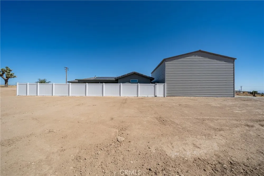 8029 Avenal Phelan, CA 92371