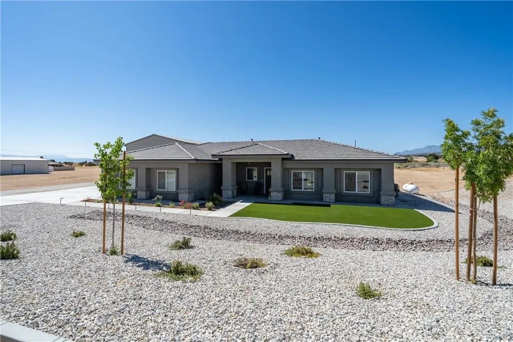 8029 Avenal Phelan, CA 92371