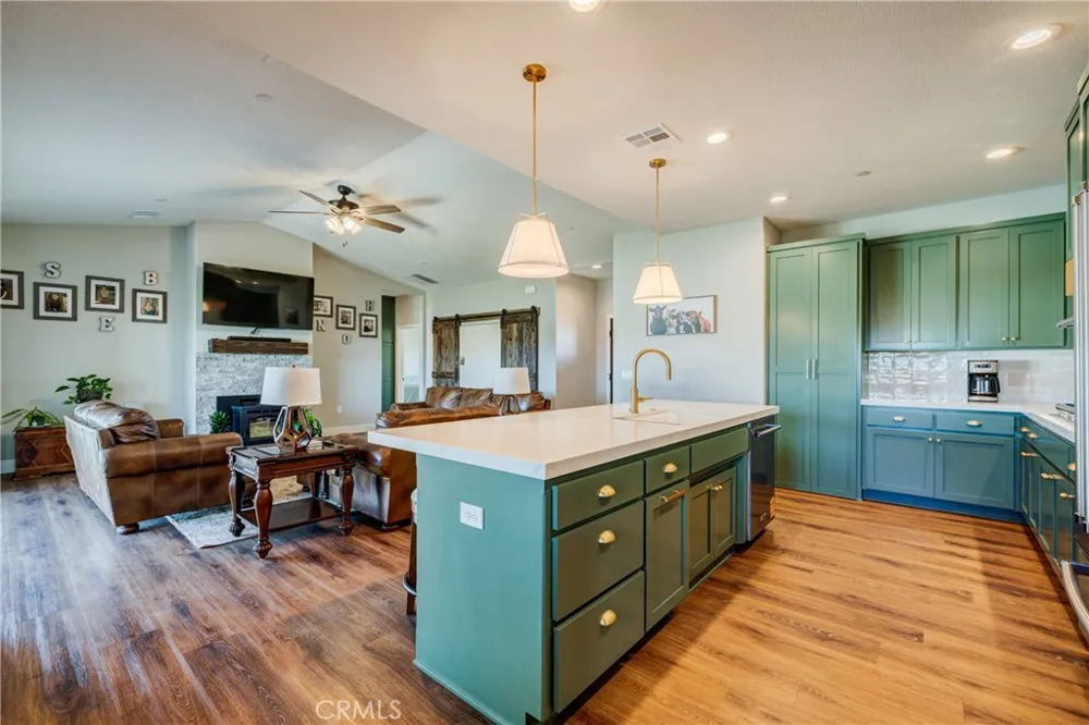 8029 Avenal Phelan, CA 92371