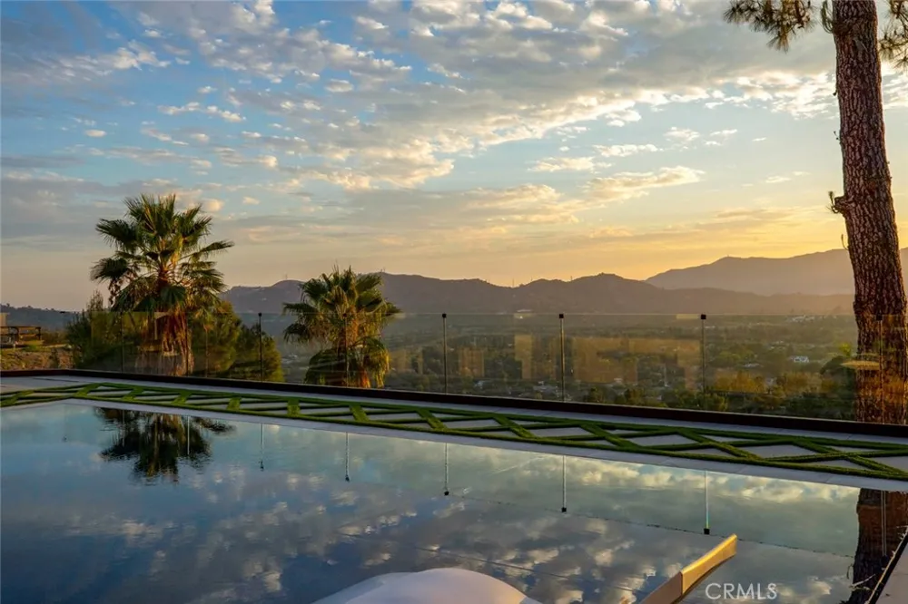350 Starlight Crest La Canada Flintridge, CA 91011