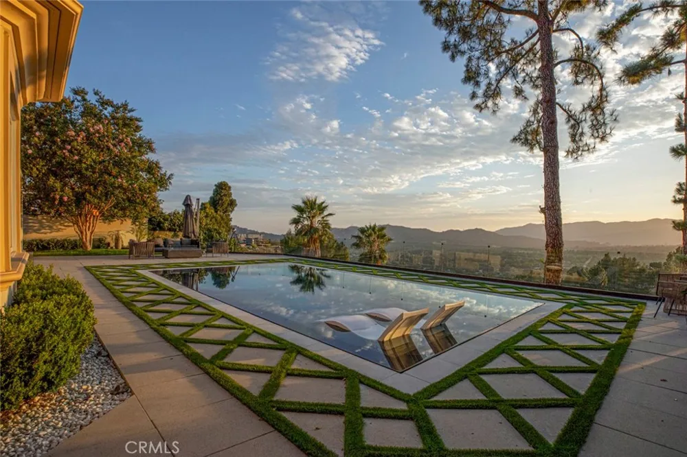 350 Starlight Crest La Canada Flintridge, CA 91011