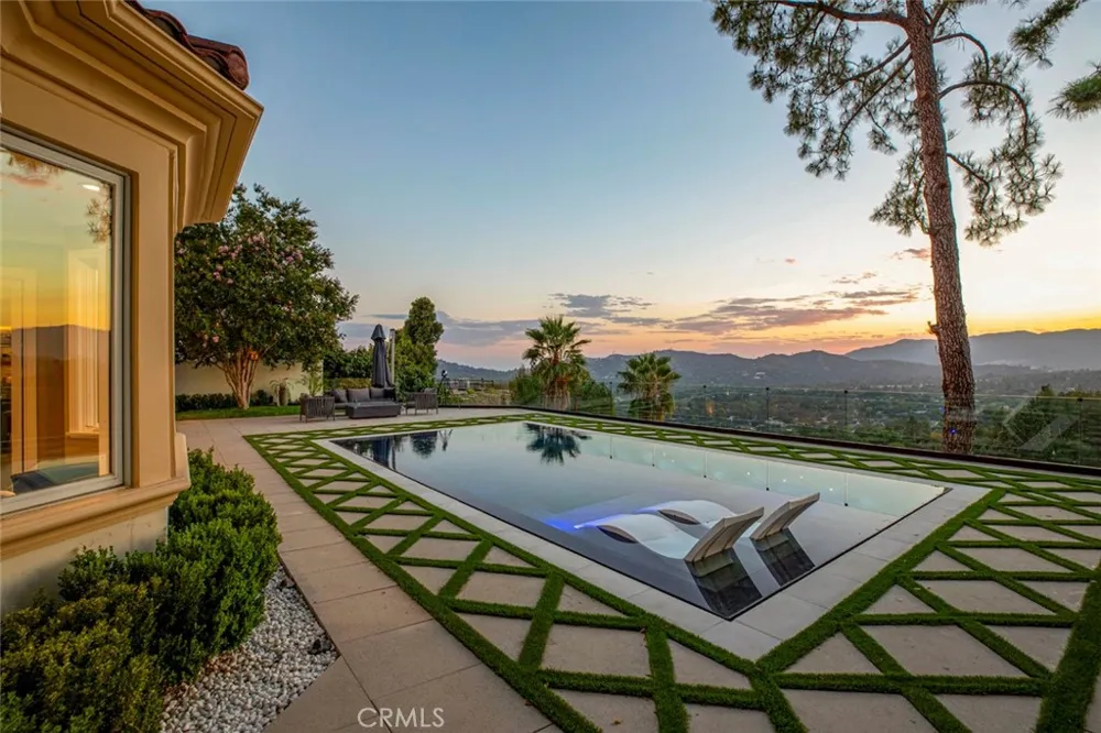 350 Starlight Crest La Canada Flintridge, CA 91011