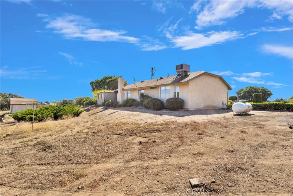 7824 Columbine Oak Hills, CA 92344