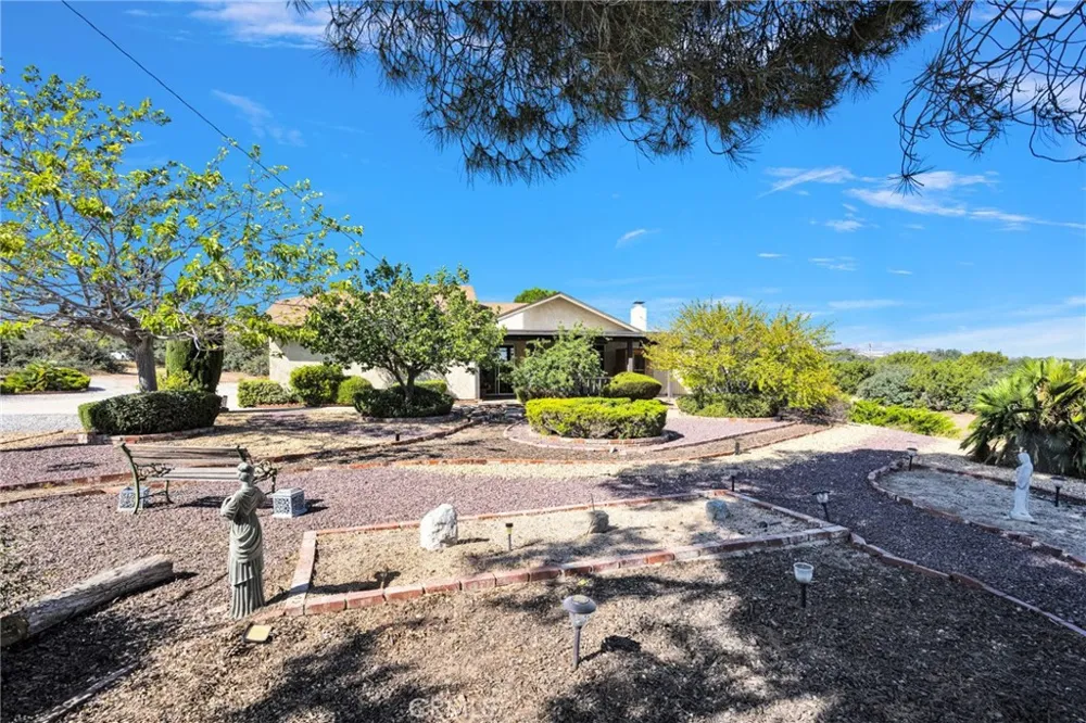 7824 Columbine Oak Hills, CA 92344