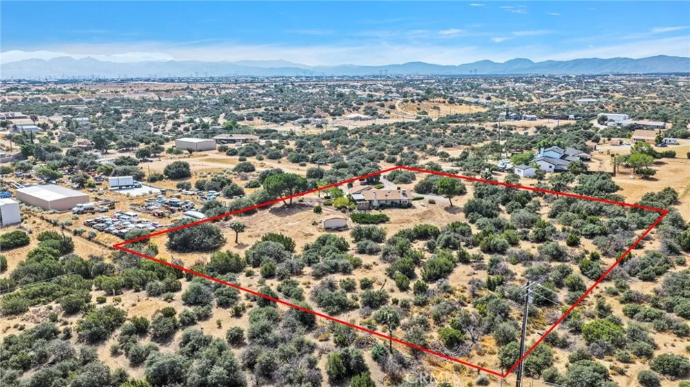 7824 Columbine Oak Hills, CA 92344