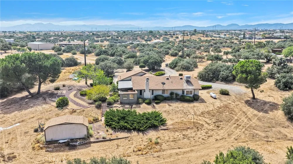 7824 Columbine Oak Hills, CA 92344
