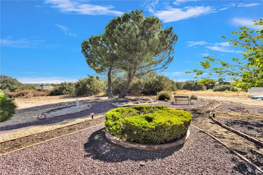 7824 Columbine Oak Hills, CA 92344