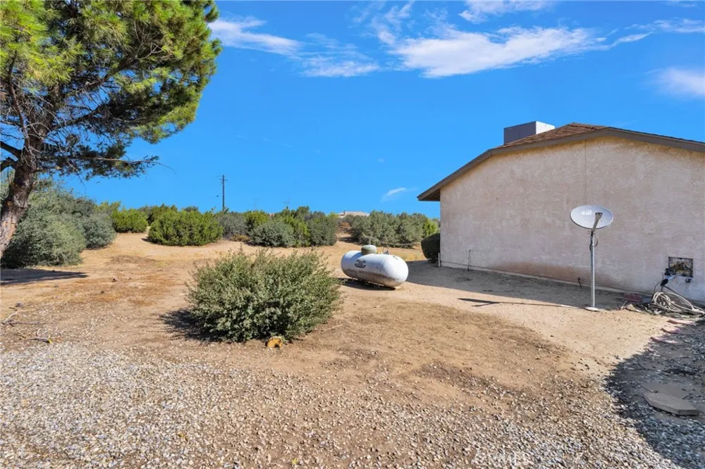 7824 Columbine Oak Hills, CA 92344