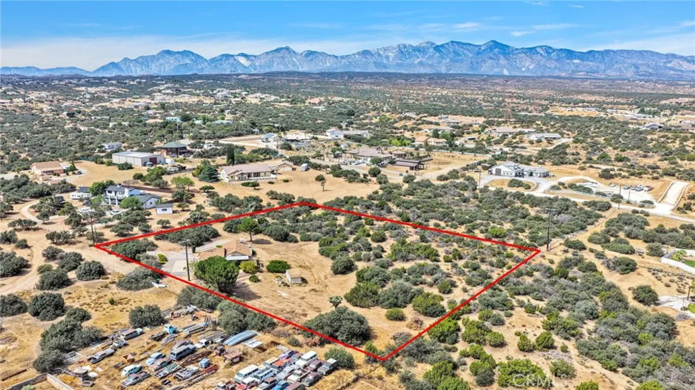 7824 Columbine Oak Hills, CA 92344