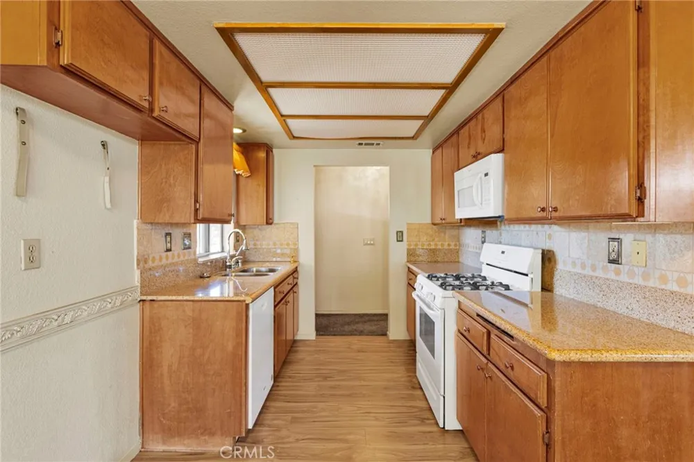 7824 Columbine Oak Hills, CA 92344