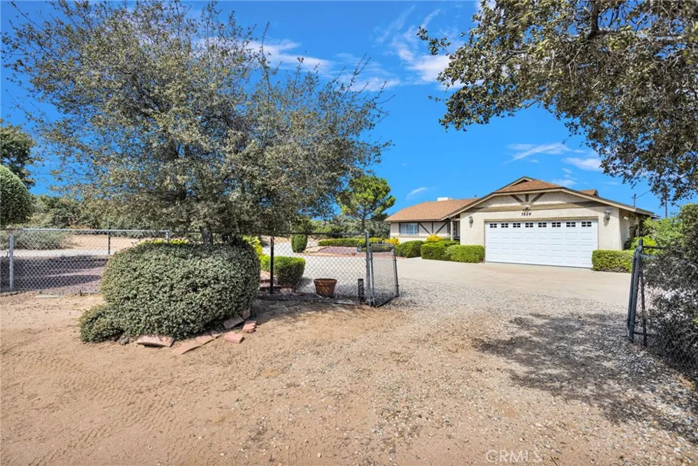 7824 Columbine Oak Hills, CA 92344