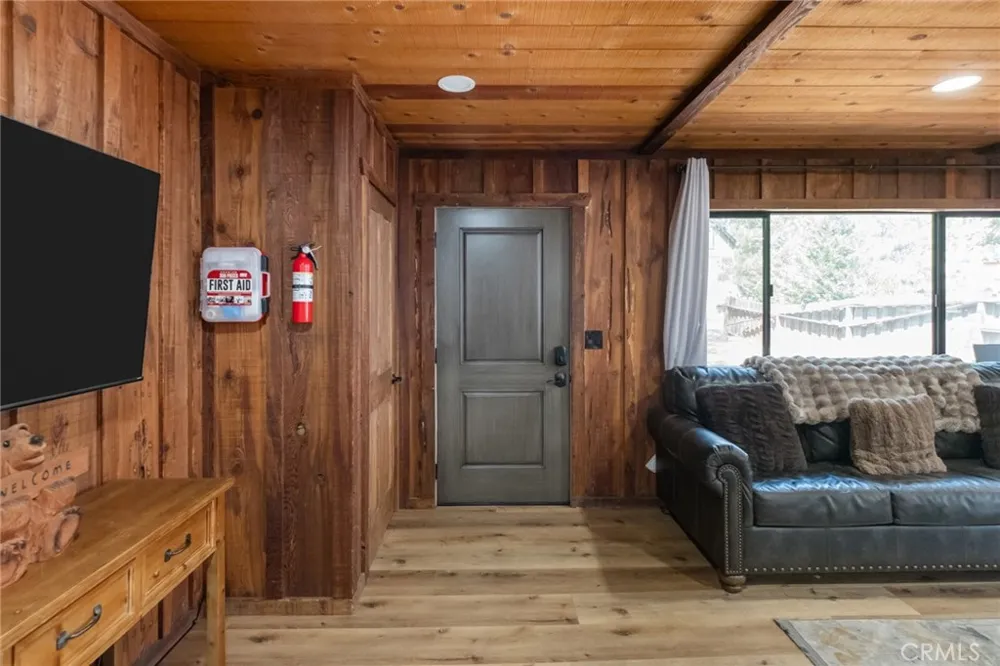 397 Wabash Lane Sugarloaf, CA 92386