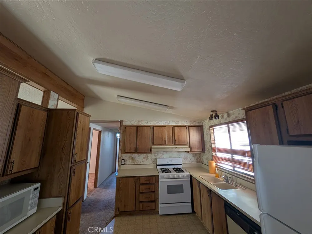 19012 Panther Avenue Adelanto, CA 92301