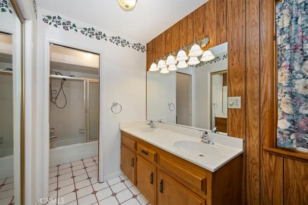 1050 Jungfrau Crestline, CA 92325