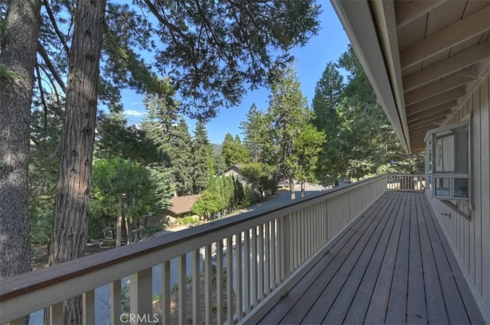 1050 Jungfrau Crestline, CA 92325
