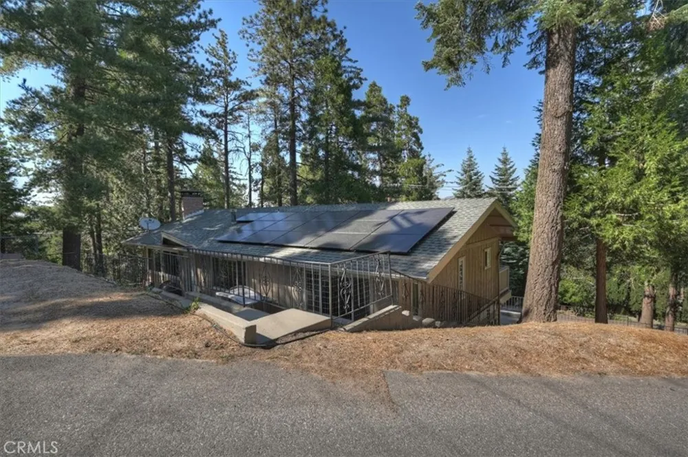 1050 Jungfrau Crestline, CA 92325