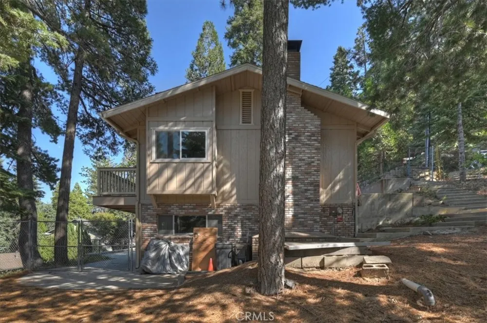 1050 Jungfrau Crestline, CA 92325