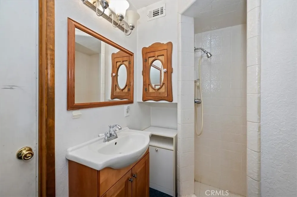 1050 Jungfrau Crestline, CA 92325