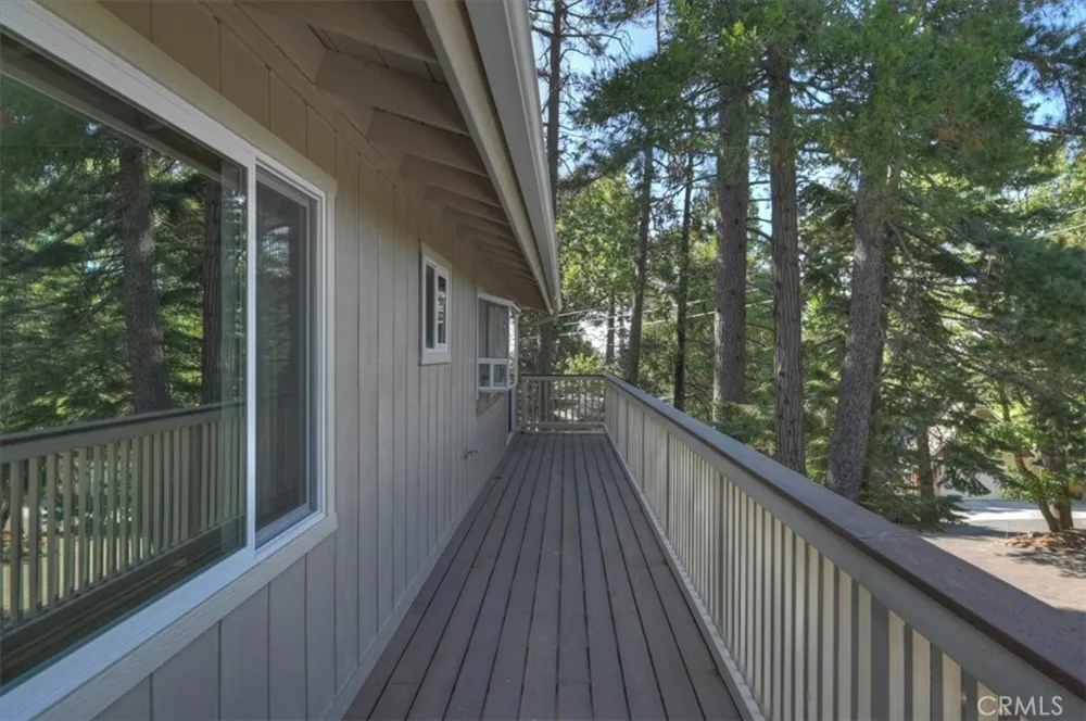 1050 Jungfrau Crestline, CA 92325
