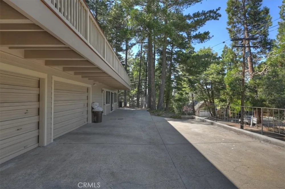 1050 Jungfrau Crestline, CA 92325