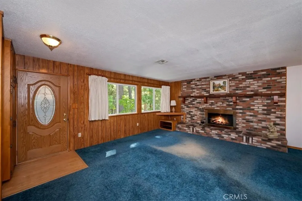 1050 Jungfrau Crestline, CA 92325