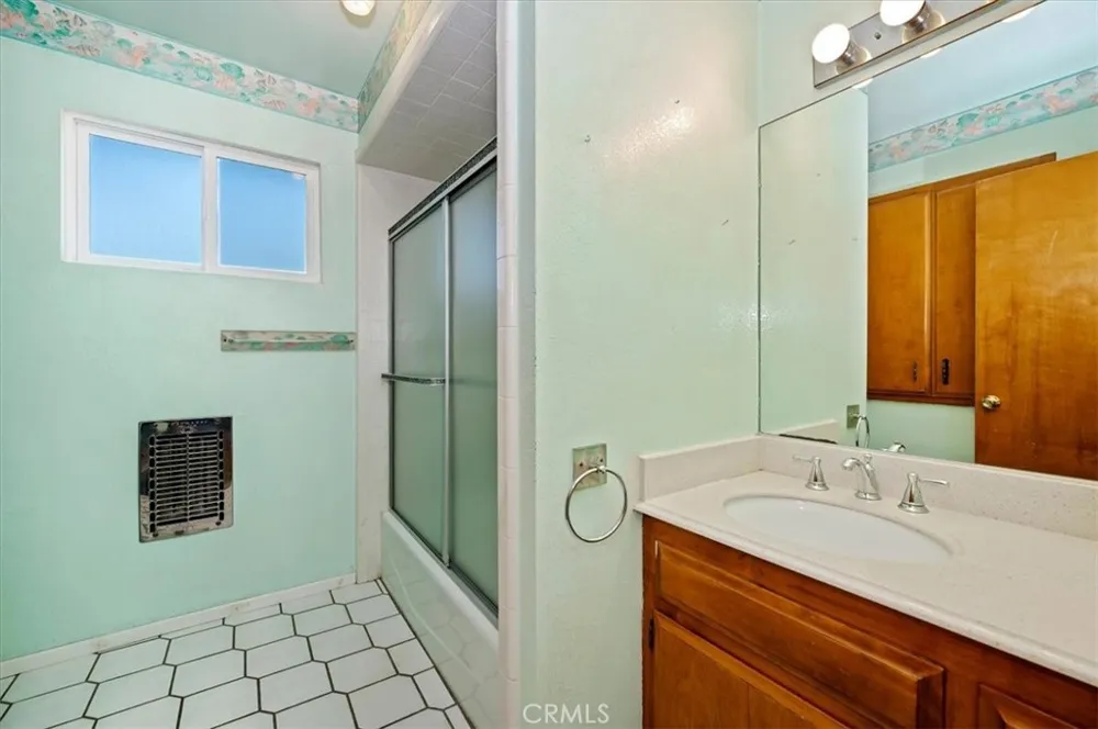 1050 Jungfrau Crestline, CA 92325
