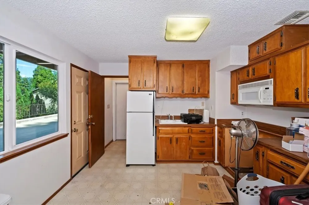 1050 Jungfrau Crestline, CA 92325