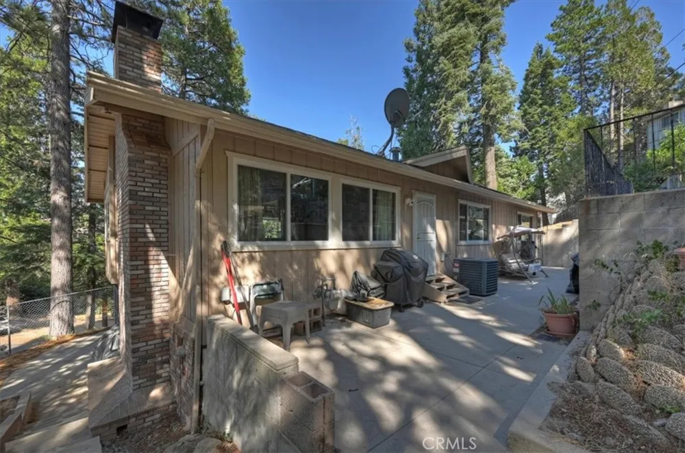 1050 Jungfrau Crestline, CA 92325