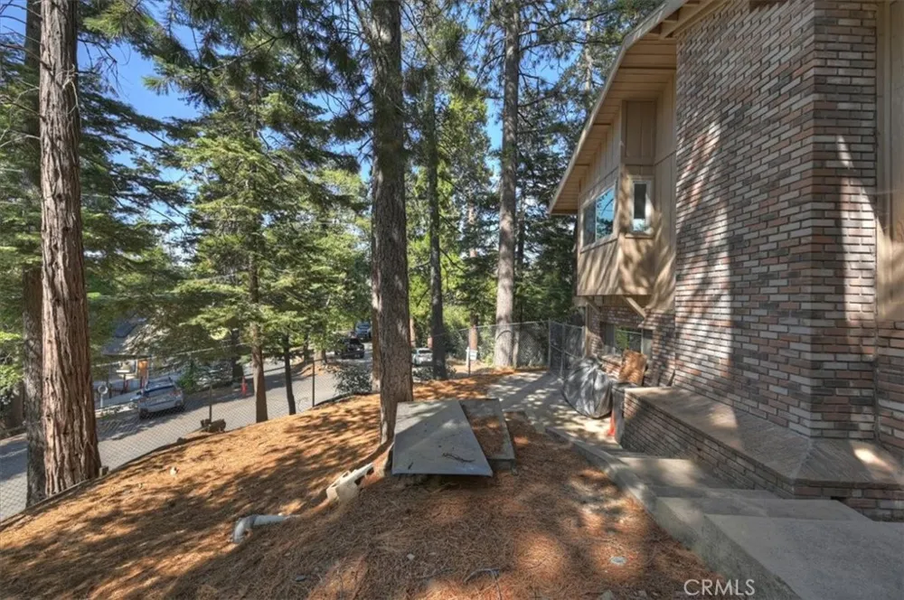 1050 Jungfrau Crestline, CA 92325