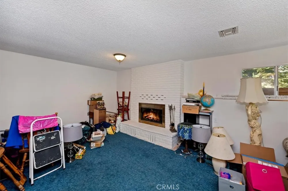 1050 Jungfrau Crestline, CA 92325