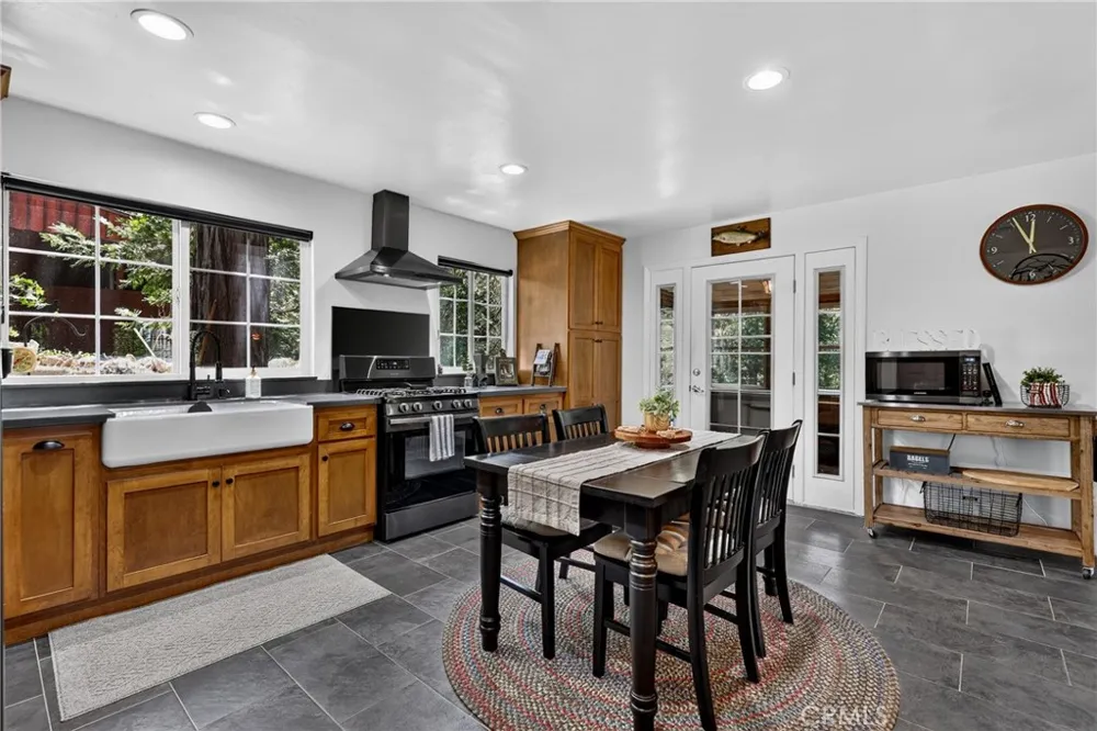 615 Grass Valley Rd Lake Arrowhead, CA 92352