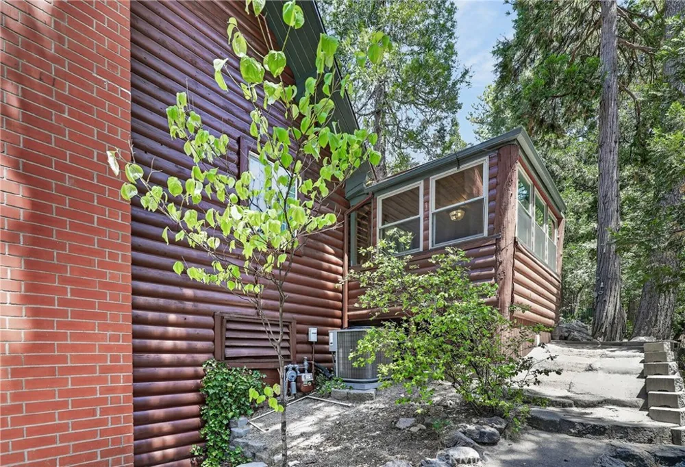 615 Grass Valley Rd Lake Arrowhead, CA 92352